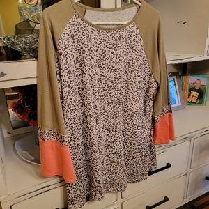 Boutique leopard 🐆 print top, size XL. Olive green and salmon bell sleeves